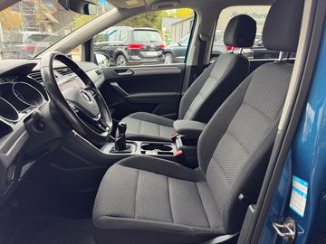 Bild 6 VW Touran Comfortline 1.4 TSI AHK Navi Rear View