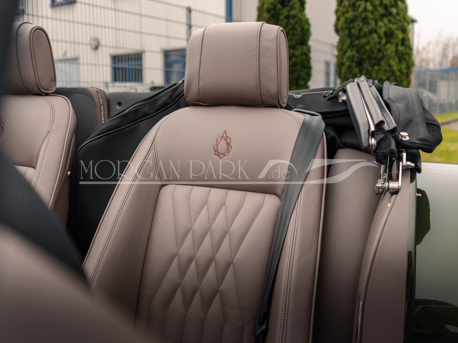 Fahrzeugabbildung Morgan Plus Six PINNACLE *1 of 30, Designo Oliv Met.*