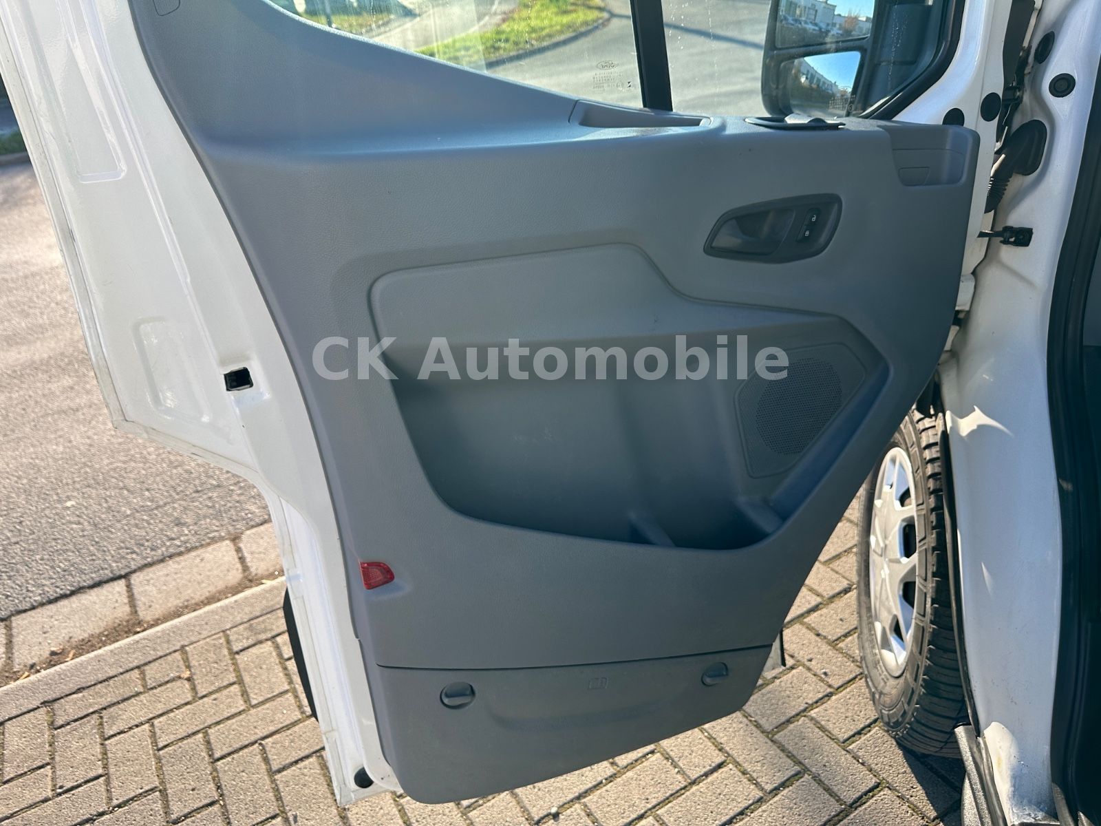 Fahrzeugabbildung Ford Transit Pritsche 350 L2 DoKA/7 Sitze/Klima/AHK