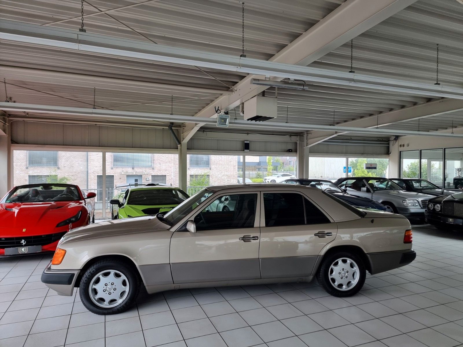 Fahrzeugabbildung Mercedes-Benz 230 E/Schiebedach/AHK/H-Zul./Sehr schöner Zust.