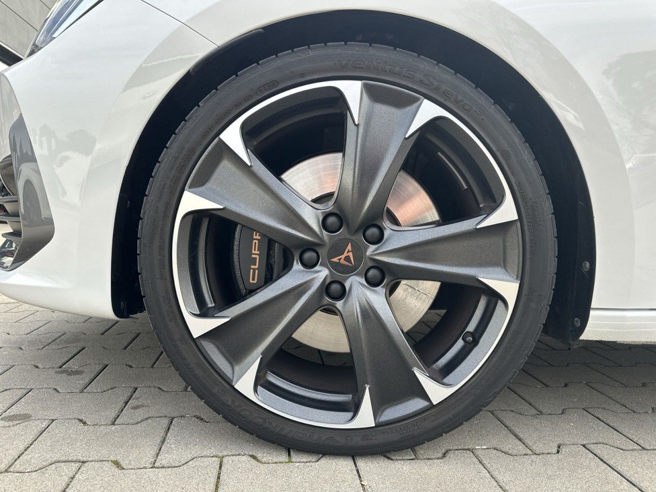 Fahrzeugabbildung CUPRA Leon Sportstourer VZ 2.0 TSI 4Drive - mit KI generiert/bearbeitet