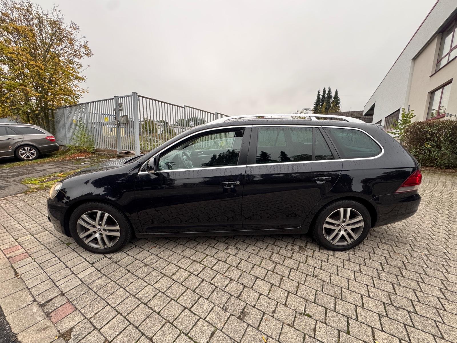 Volkswagen Golf 2010 — rear view