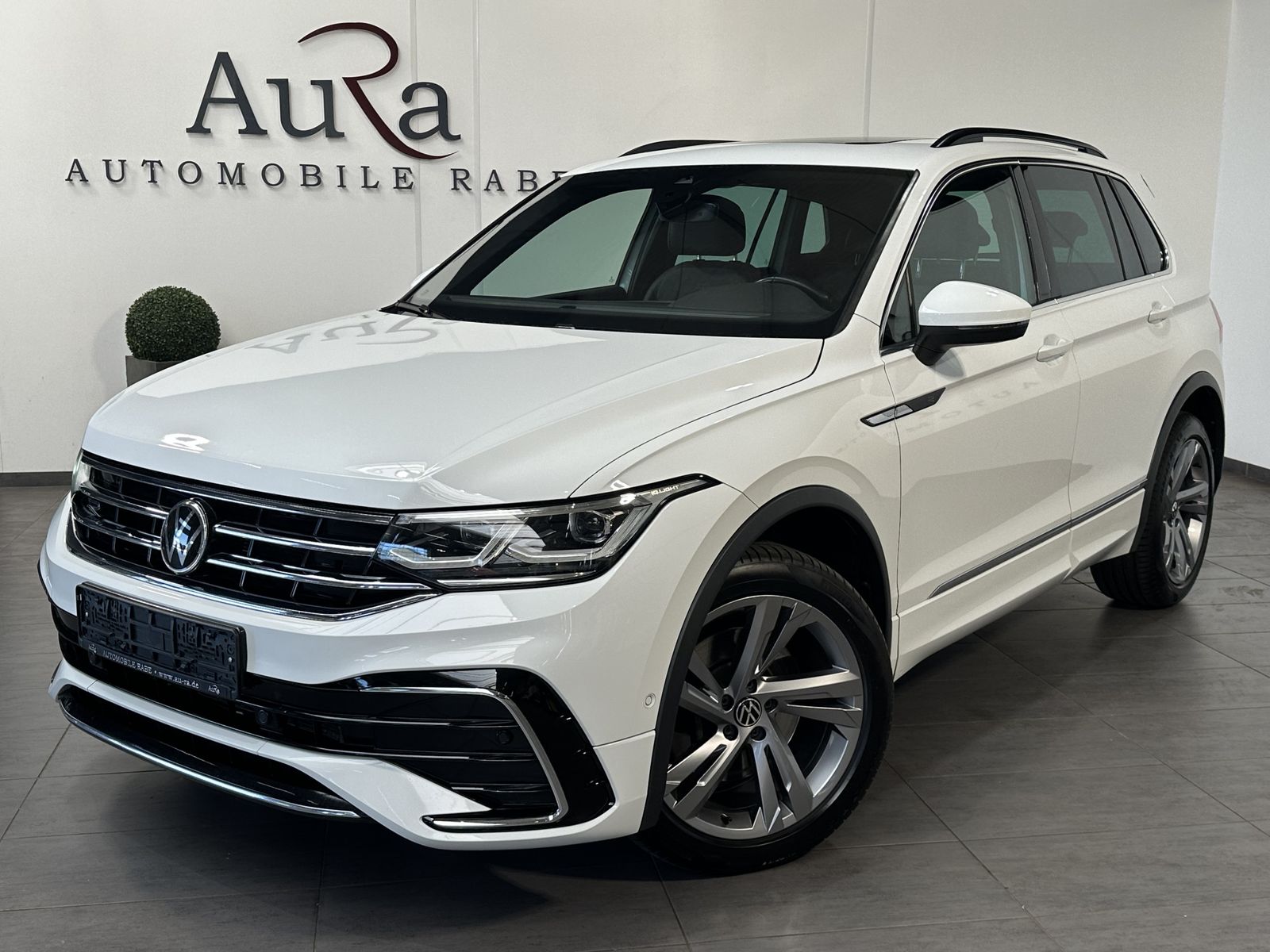 Fahrzeugabbildung Volkswagen Tiguan 2.0 TDI DSG 4M R-Line NAV+MATRIX+PANO+KAM