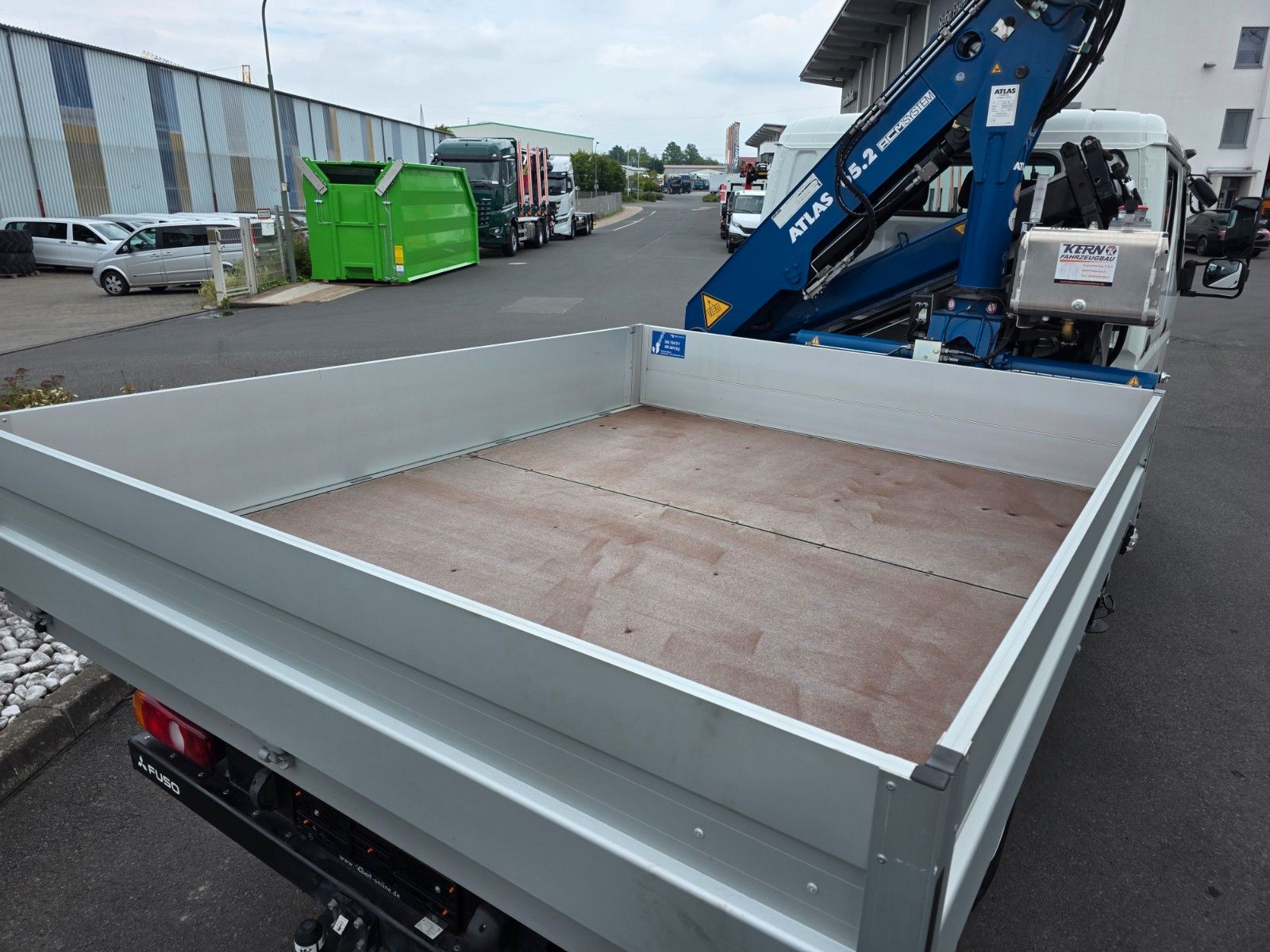 Fahrzeugabbildung Mitsubishi Fuso Canter 6C18D DoKa 4x4 Kran Atlas 65.2 - A2