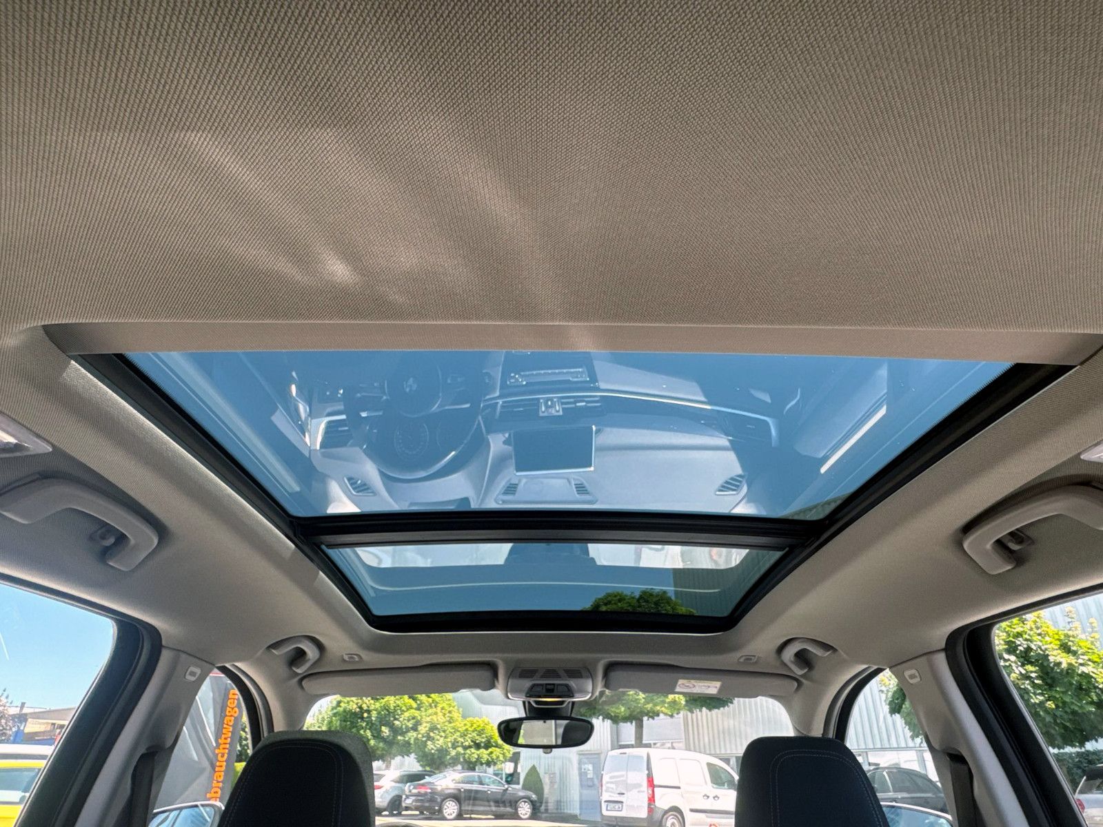Fahrzeugabbildung BMW X1 xDrive 20i Sport-Line Temp. HUD PANO KAM PDC
