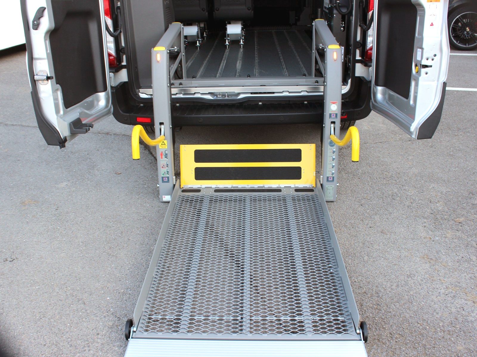 Fahrzeugabbildung Ford Transit 350 L3 Trend -Rollstuhlfahrzeug-
