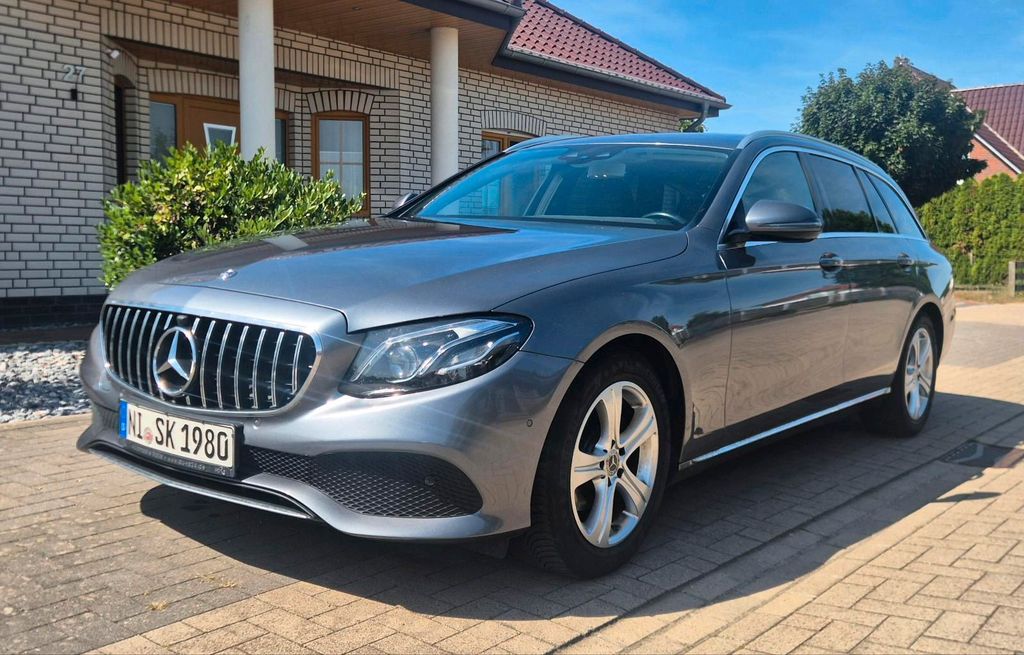 Image of Mercedes-Benz E 220