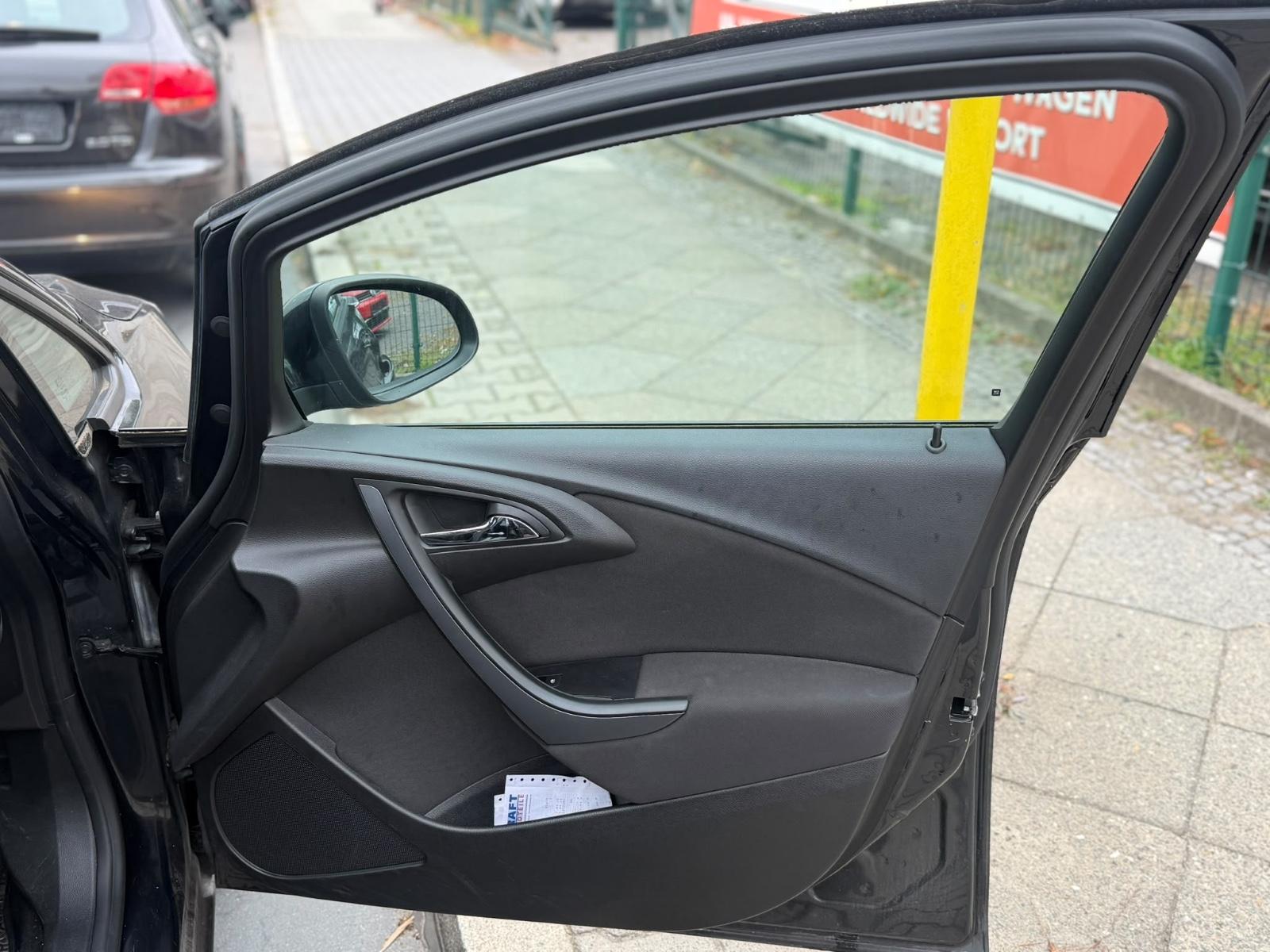 Opel Astra 2015 — photo 10