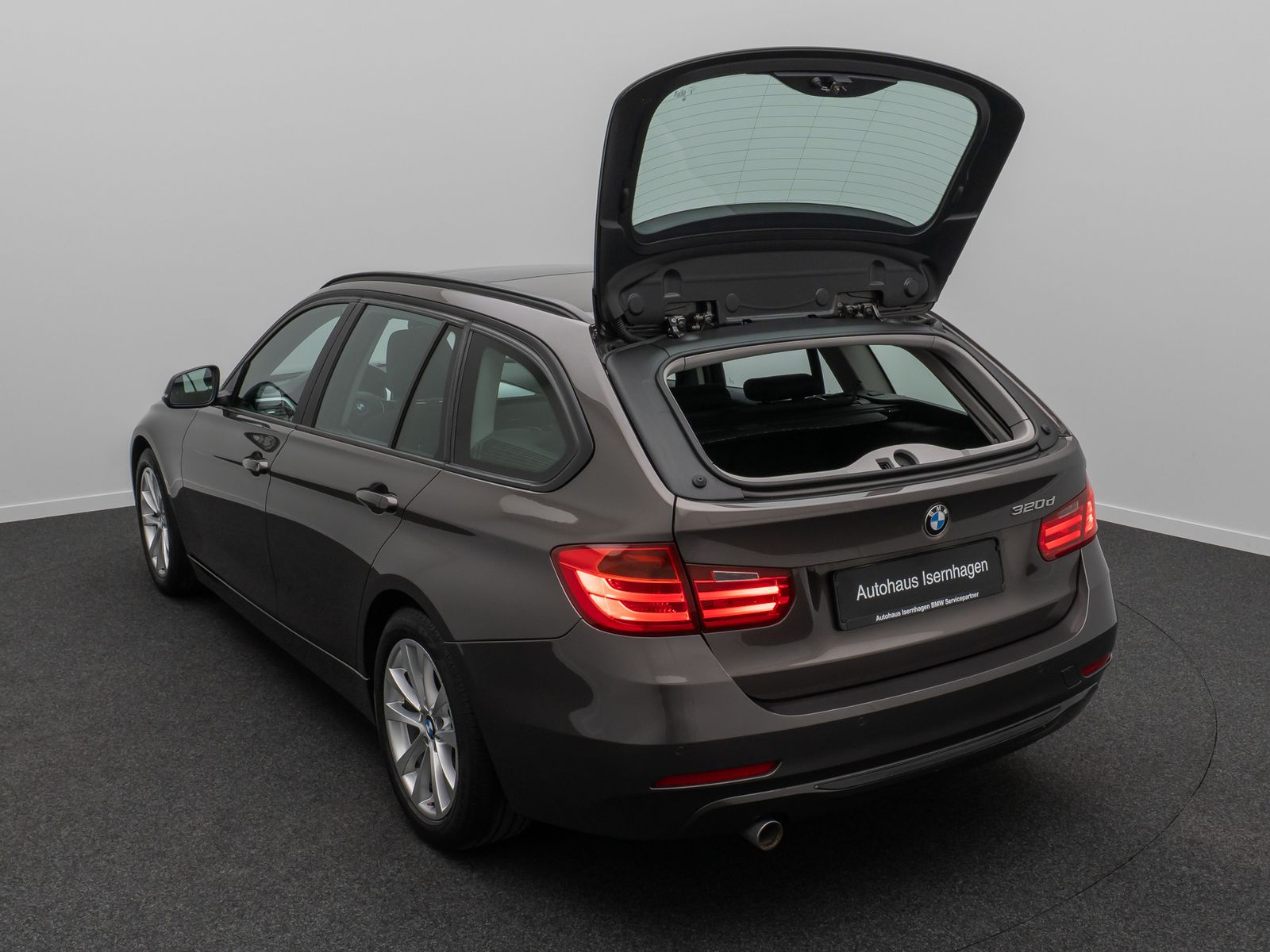 Fahrzeugabbildung BMW 320d GeschwindigReg HUD HiFi Xenon AHK Panorama