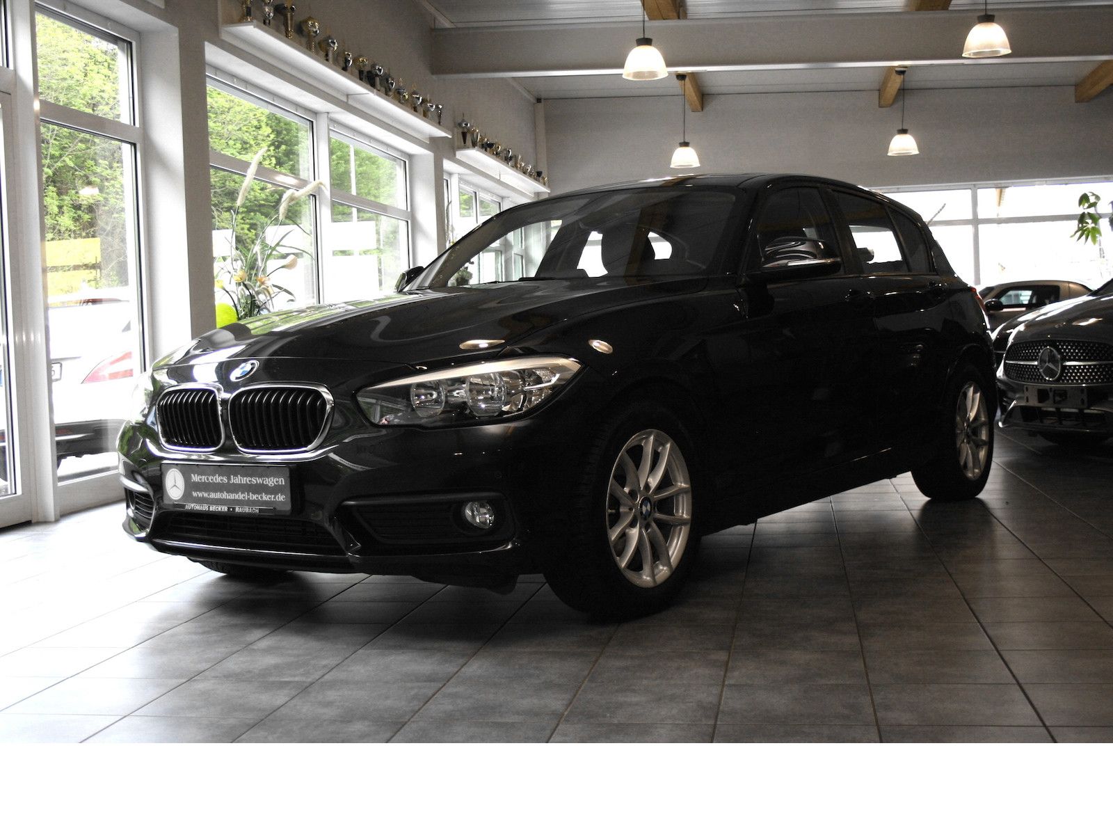 Fahrzeugabbildung BMW 118i Advantage *4-Türer*Schiebedach*PDC*Navi