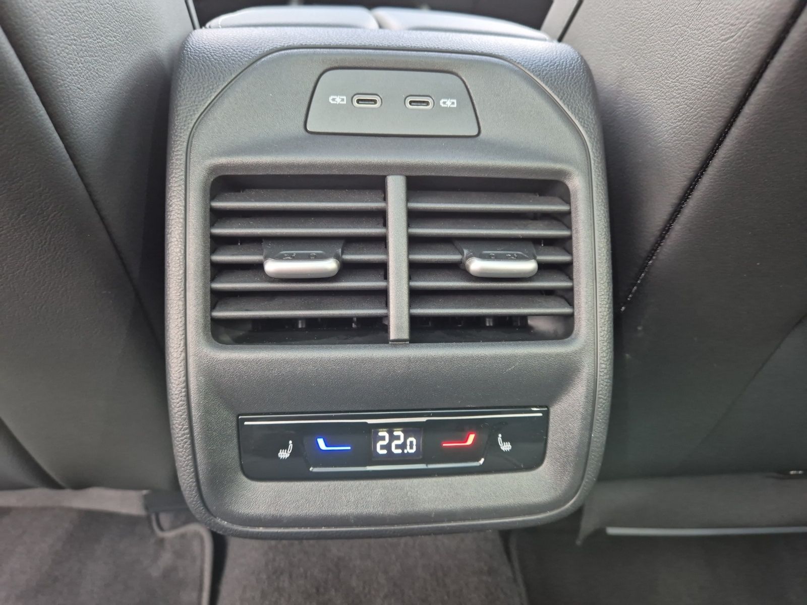 Fahrzeugabbildung Volkswagen Passat TDI Elegance DSG Matrix STH AHK Navi Pano