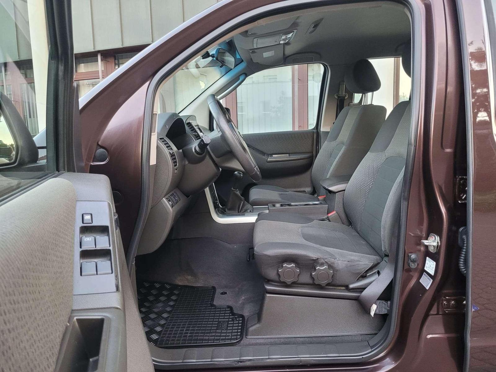 NISSAN NAVARA 2.5 dCi 190ch 4X4 - DOUBLE CAB - ATTELAGE - CLIM BIZONE - SIÈGES CHAUFFANTS - RÉGULATEUR DE VITESSE