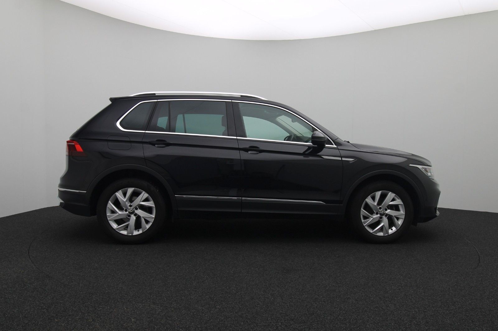 Fahrzeugabbildung Volkswagen Tiguan Elegance 2.0 ACC Matrix AHK
