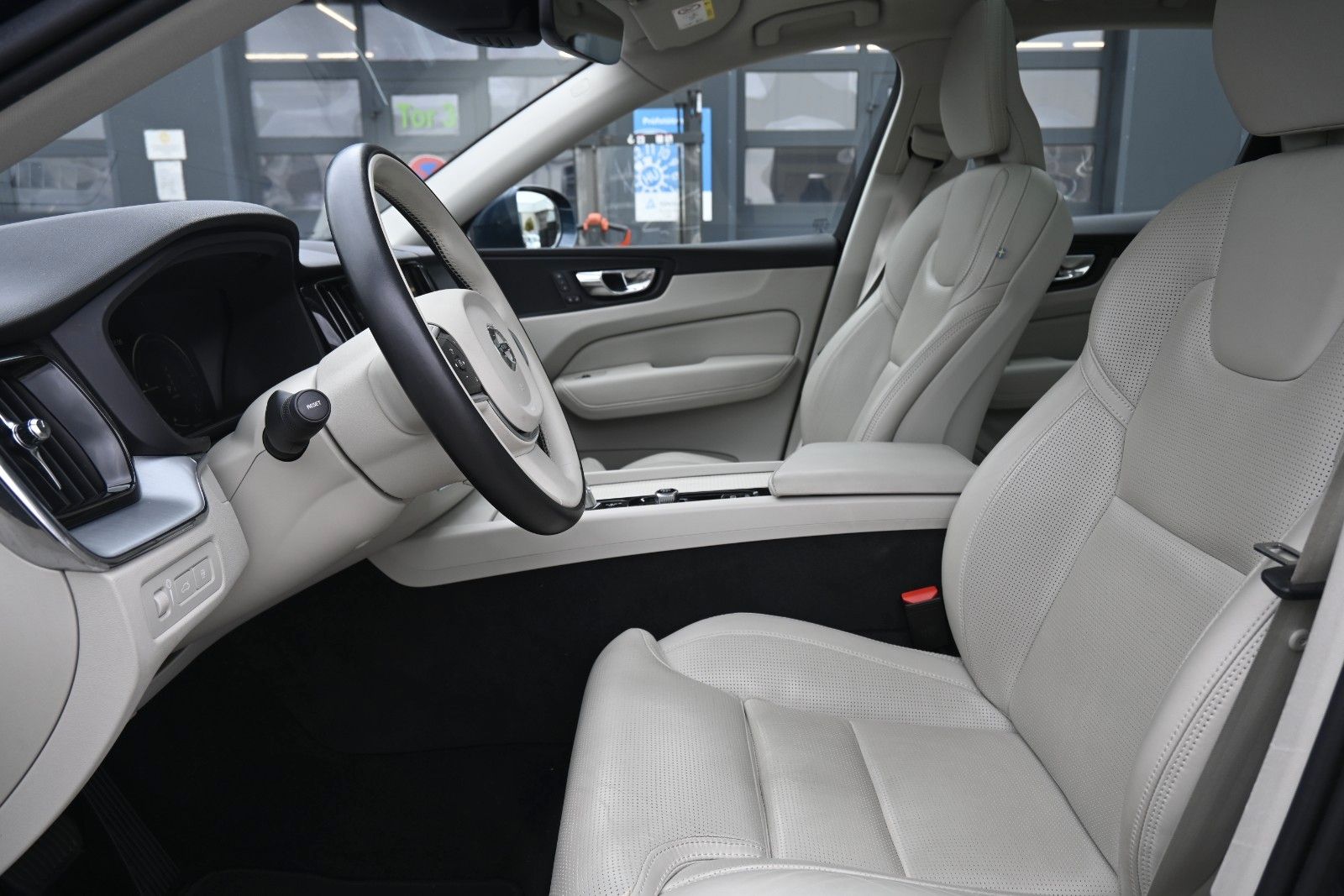 Fahrzeugabbildung Volvo XC60 T8 AWD Momentum Plug-In Hybrid*PANO*BLIS