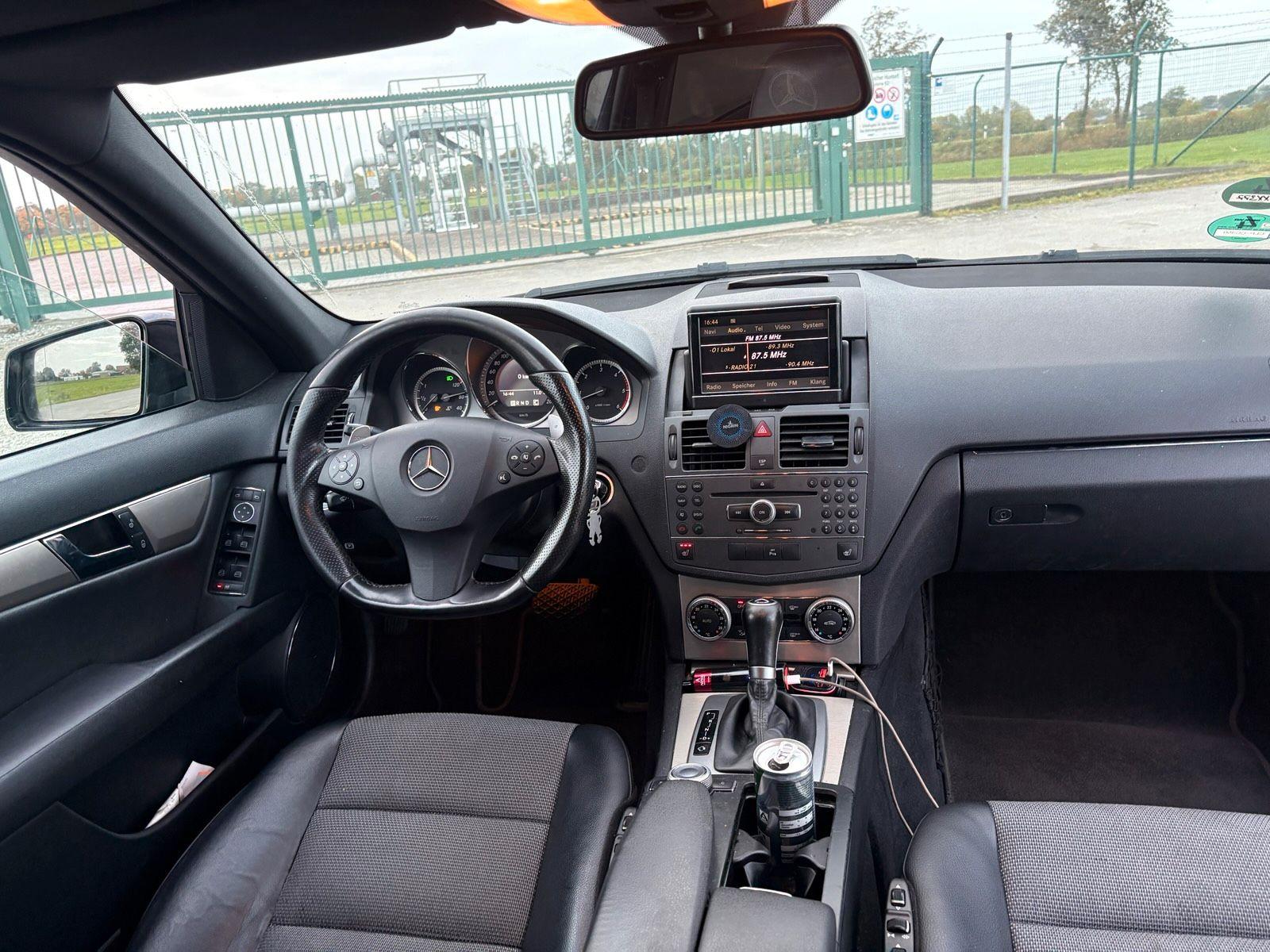 Mercedes-Benz C350 2010 — photo 12
