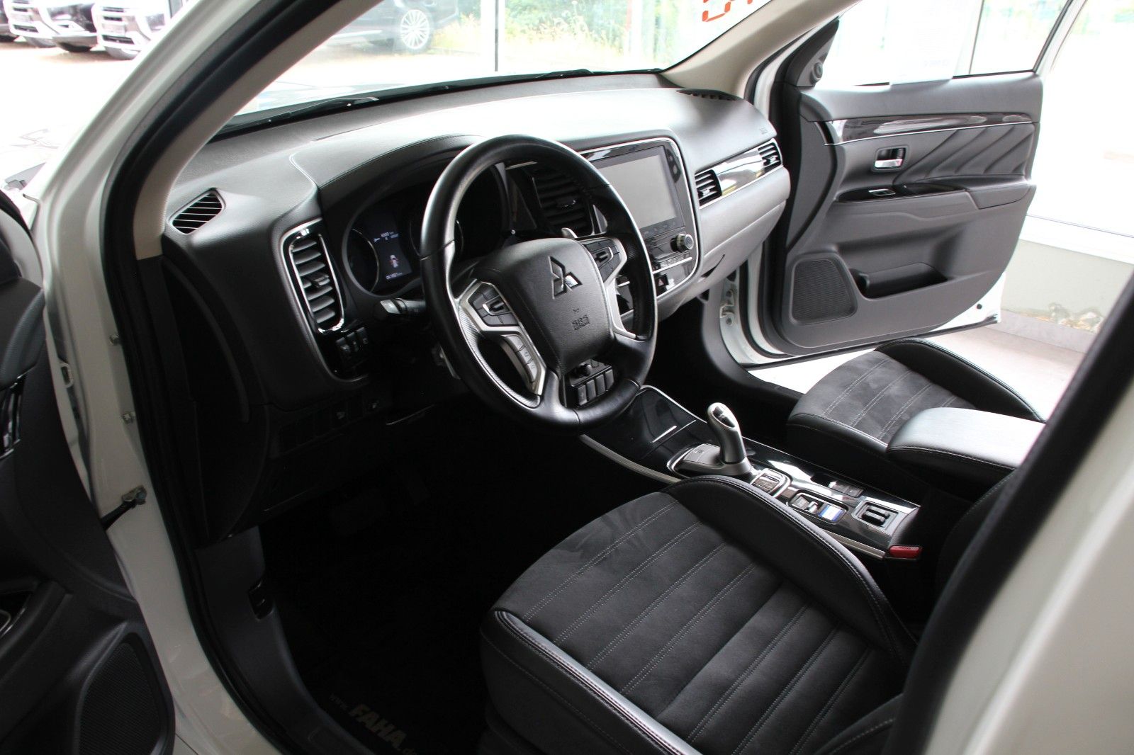 Fahrzeugabbildung Mitsubishi Outlander PHEV Basis Spirit 4WD