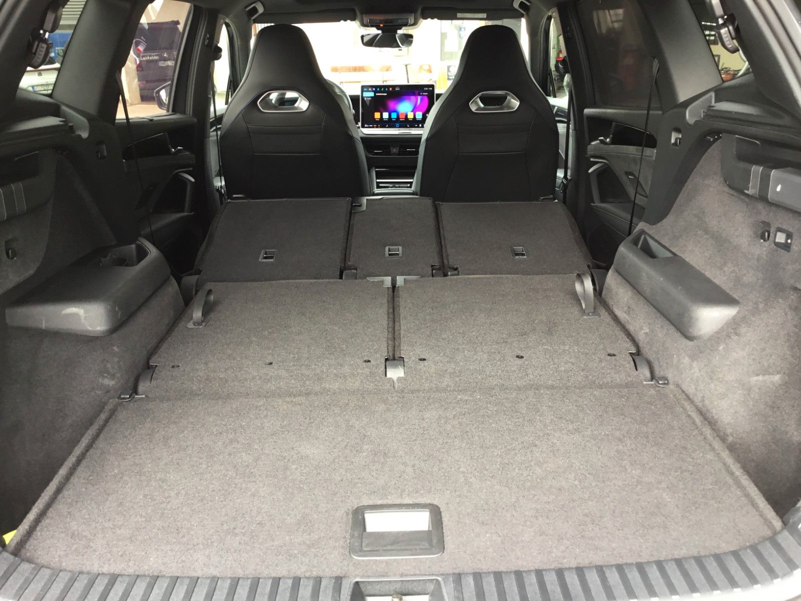Fahrzeugabbildung Volkswagen Tayron 2.0 TSI DSG 4M R-Line+7S+Pano+AHK+Headup