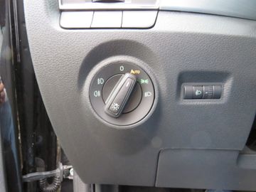 Fahrzeugabbildung SKODA Fabia Combi Ambition DAB GJ-RÄDER PDC SITZH 1.HD