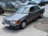 Mercedes-Benz E 200 AUTOMATIK OLDTIMER 2.HAND RENTNER FAHRZEUG - Mercedes-Benz E 200 aus 1992