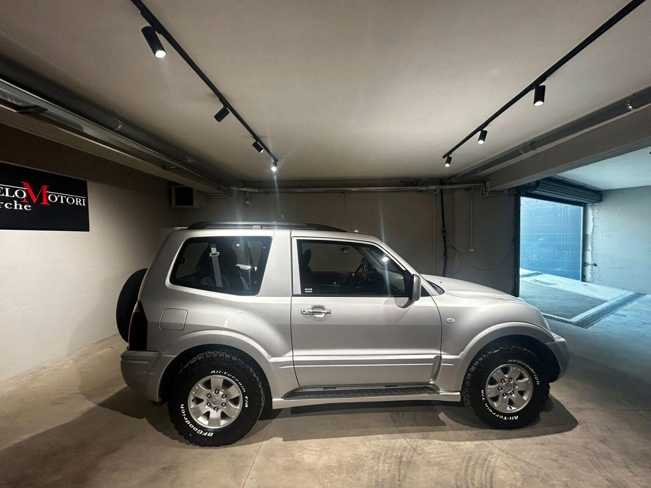 Mitsubishi Pajero 3.2 DI-D 3 portes | 160 ch | BVM | Attelage | Barres de toit | Capteur de pluie