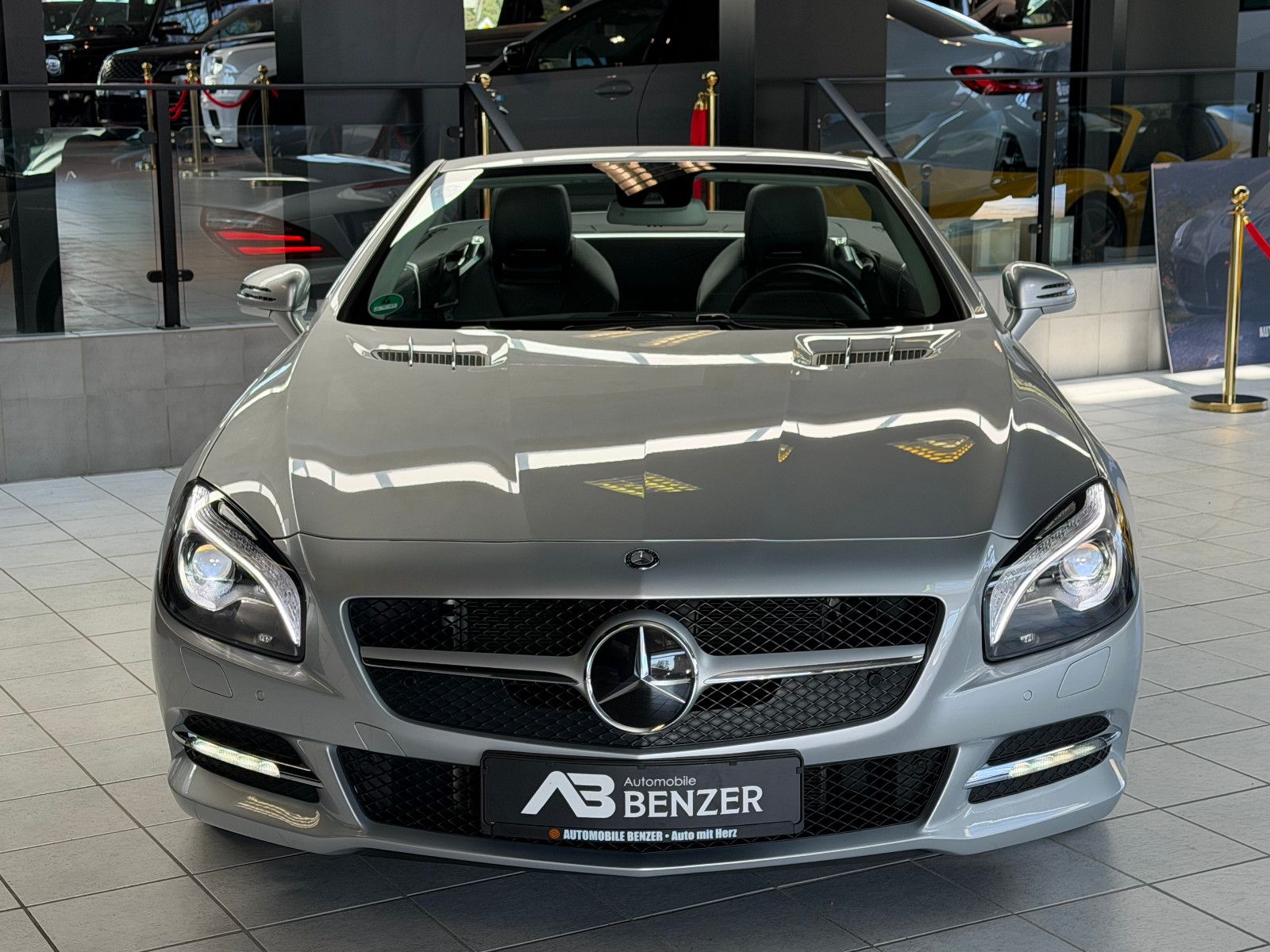 Fahrzeugabbildung Mercedes-Benz SL 350 /AMG/HARMAN-KARDON/MEMORY/T-WINKEL