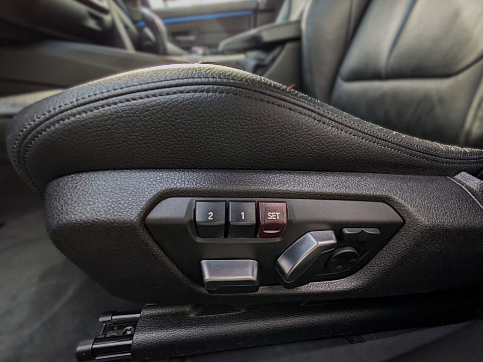 Fahrzeugabbildung BMW 420d Gran Coupe M SPORT SAG LEDER NAVI HUD LED