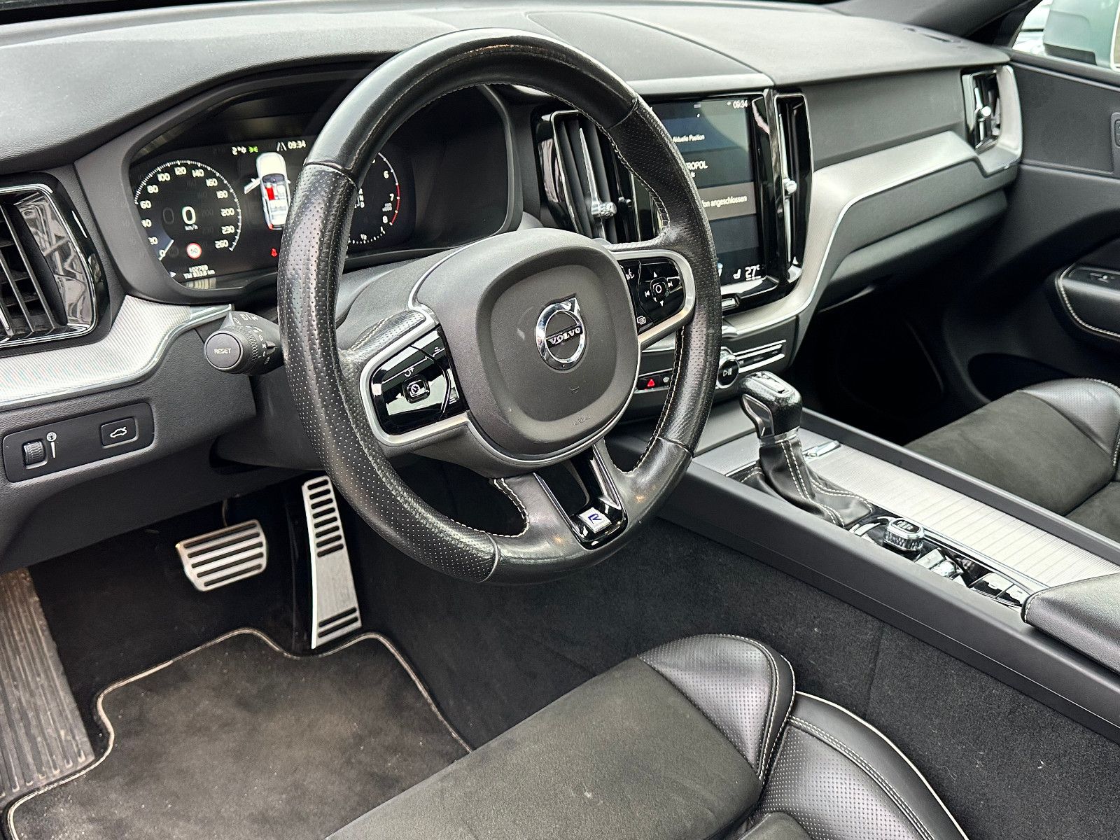 Fahrzeugabbildung Volvo XC60 T5 R DESIGN AWD*PANO+AHK+LED*