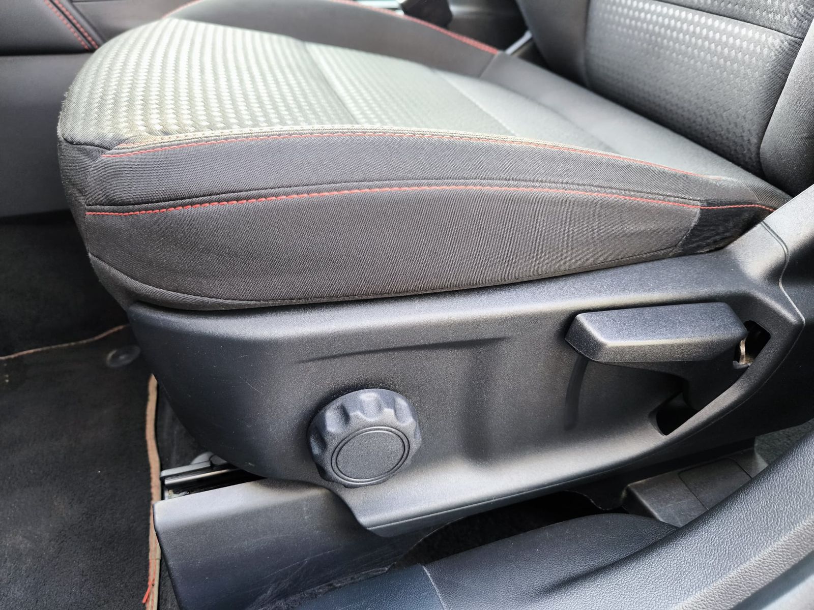 Fahrzeugabbildung Ford Kuga 1.5 EB ST-Line VIRTU+NAVI+LED+KAM+PDC+18"LM