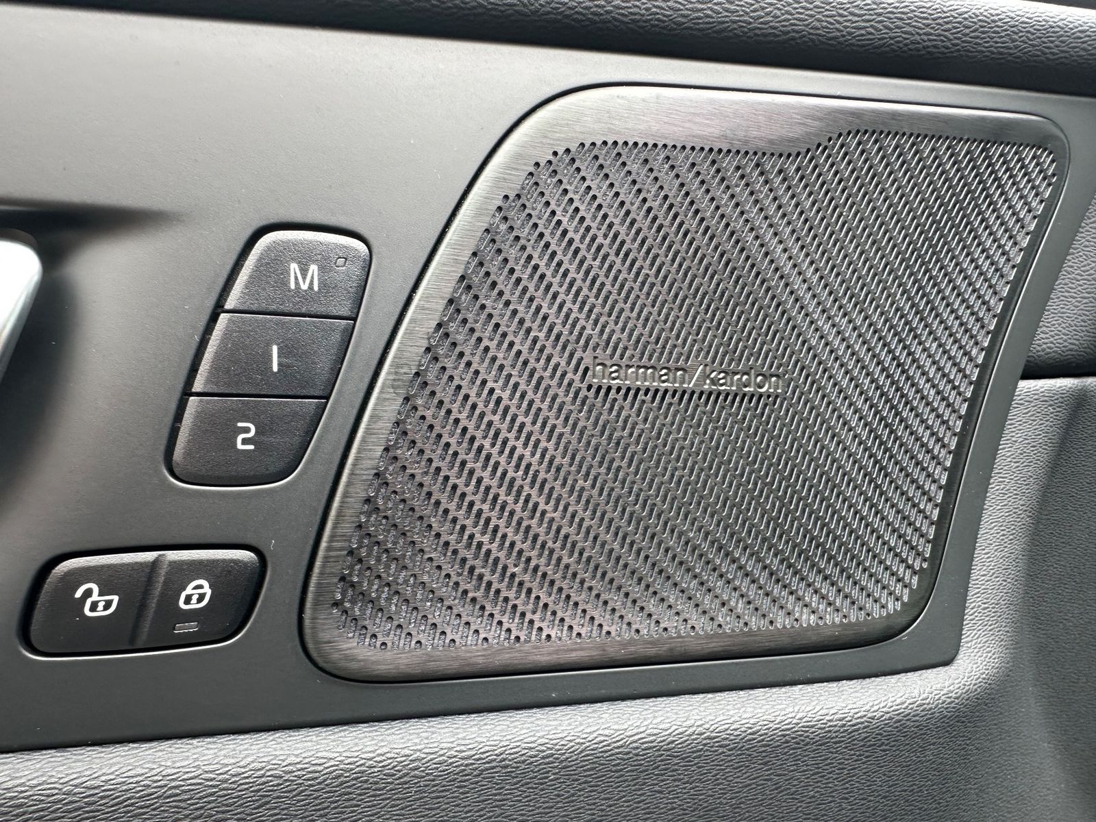 Fahrzeugabbildung Volvo XC60 B5 B AWD Ultimate Dark LED+PANO+AHK+STHZ