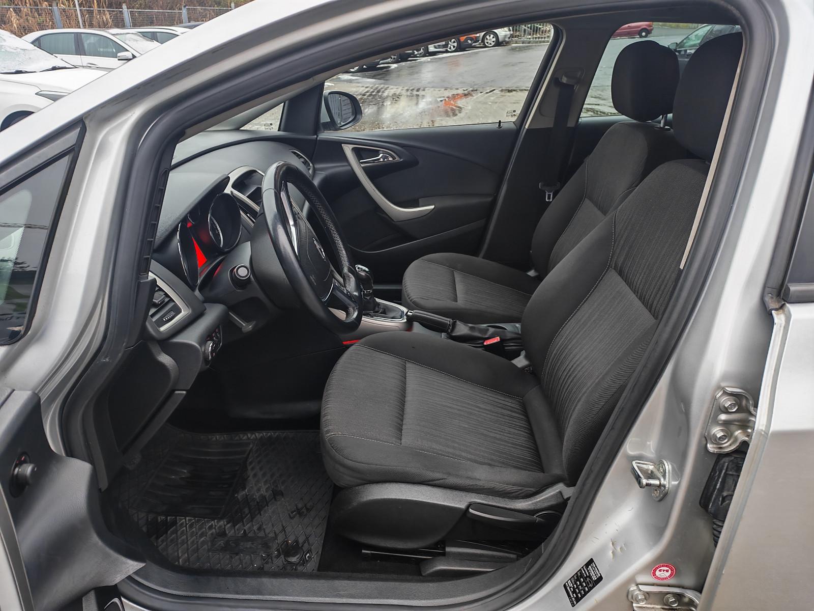 Opel Astra 2011 — photo 15