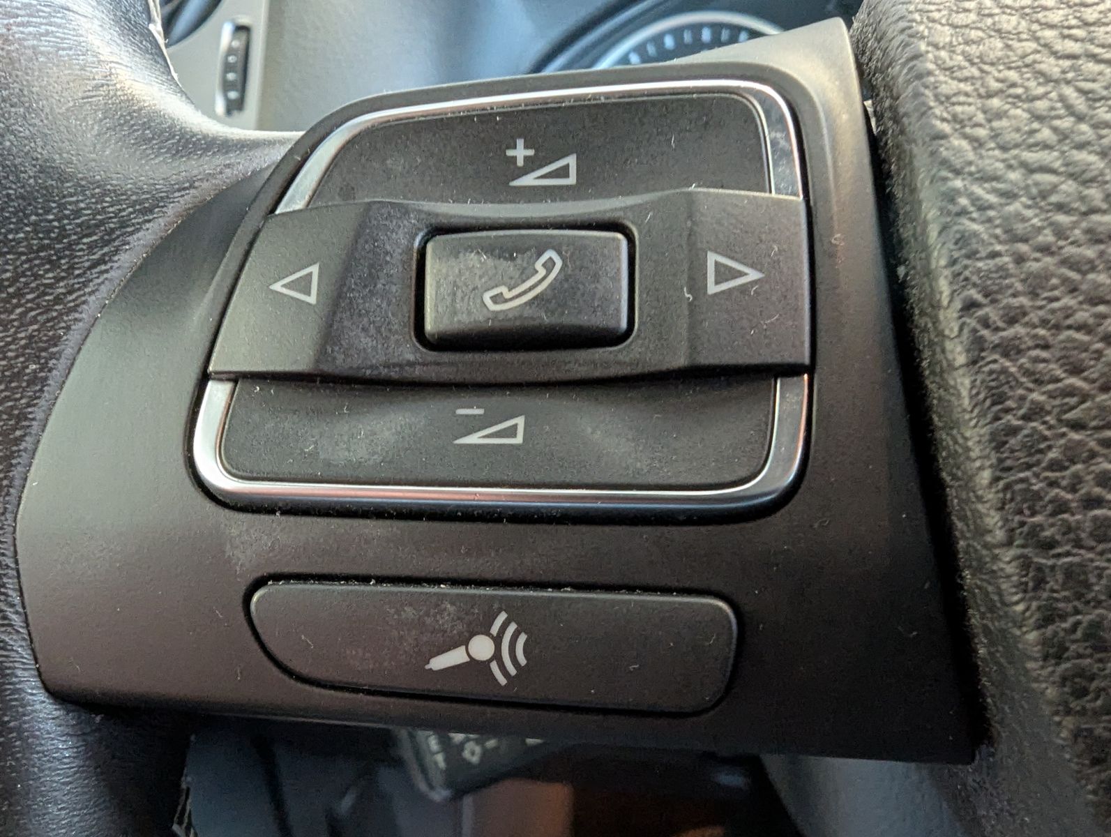 Fahrzeugabbildung Volkswagen Tiguan 1.4 TSI DSG Lounge DYNAUDIO AHK Kamera