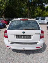 Skoda Octavia *ELEK. FENSTER*AHK*DACHRELING* - Skoda Octavia aus 2012 mit Benzin-Antrieb: Kombi