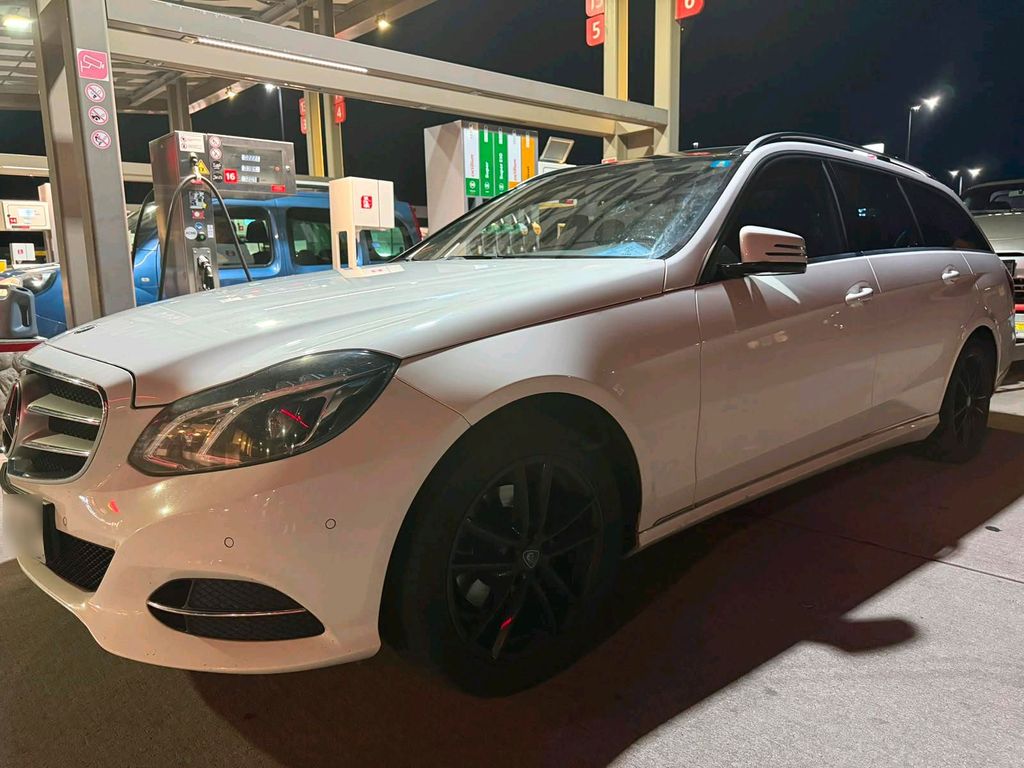Image of Mercedes-Benz E 220