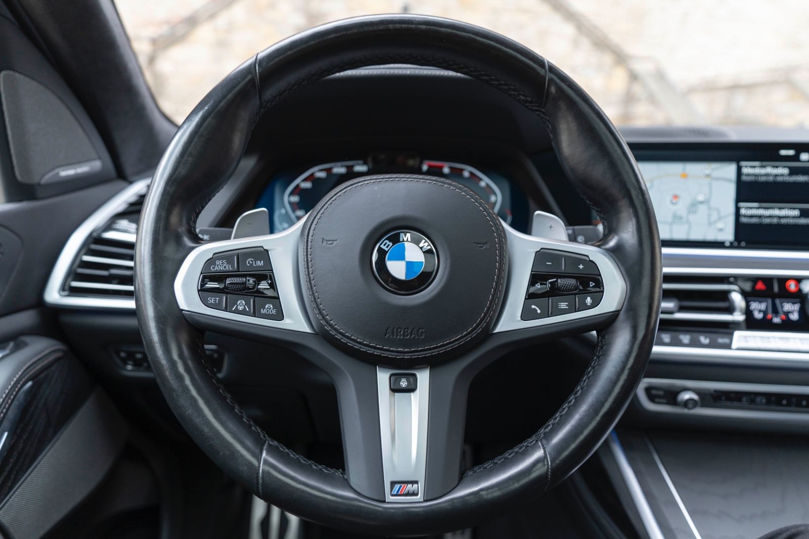 Fahrzeugabbildung BMW X7 M50i H&K HUD LASER LUFT SKY ACC MASSAGE 3D