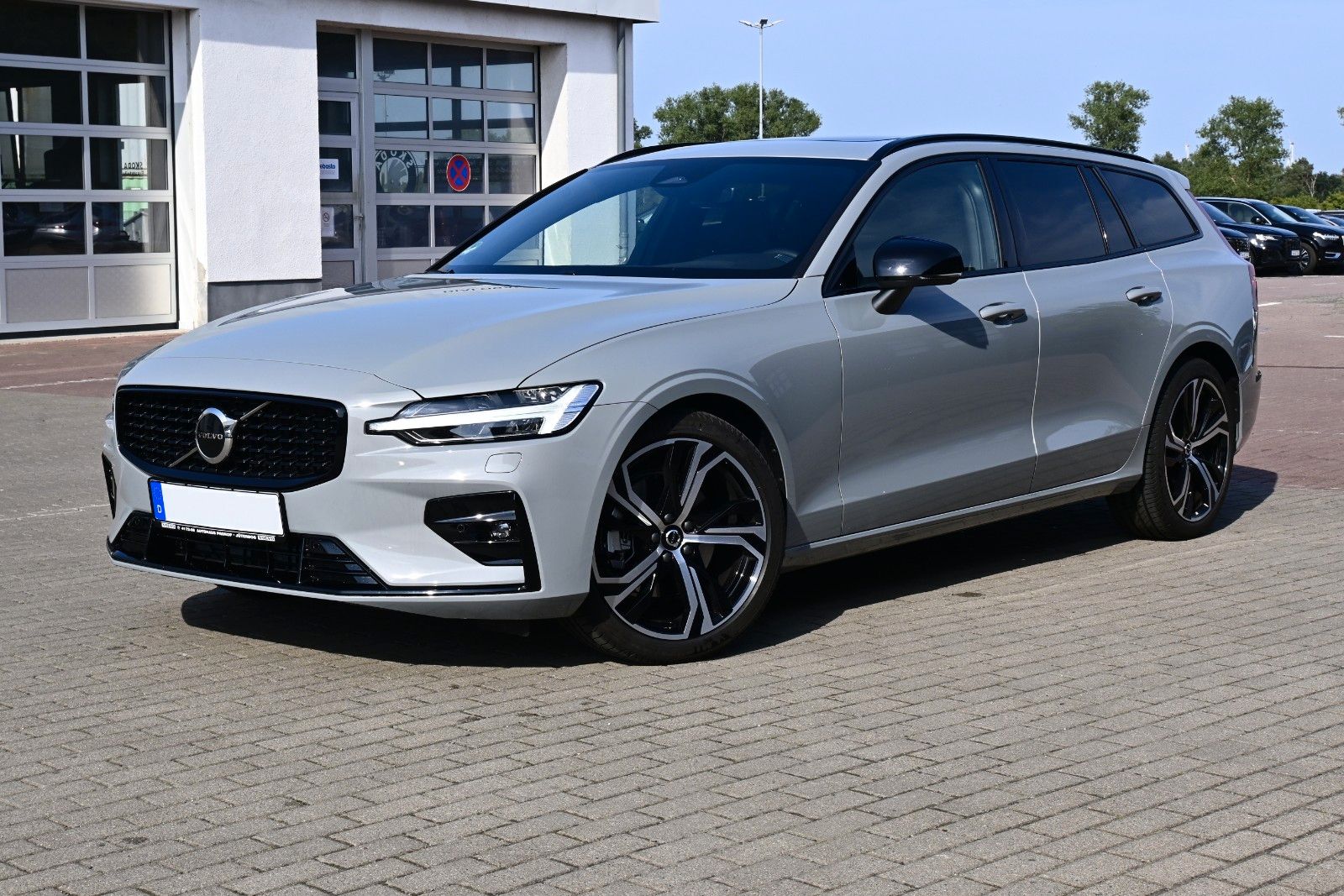 Fahrzeugabbildung Volvo V60 B4 D Auto Plus Dark*RFK*STDHZG*PANO*ACC