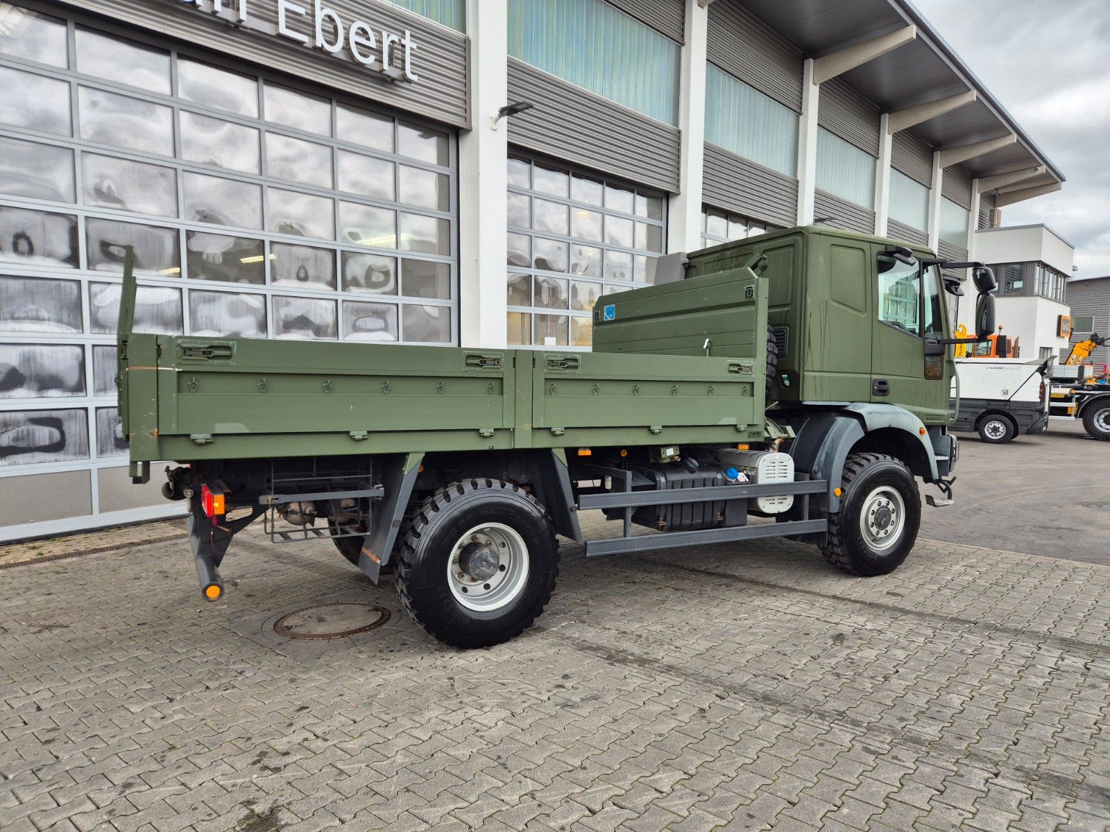 Fahrzeugabbildung Iveco Eurocargo ML100E22WM-BW 4x4 Pritsche L-Haus Bett