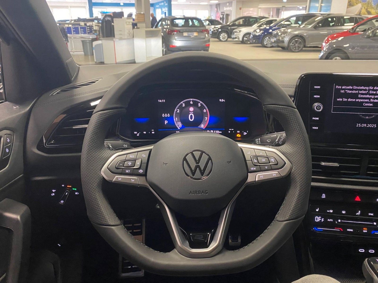 Fahrzeugabbildung Volkswagen T-Roc 1.5 TSI DSG R-Line+ACC+AHK+19"+KAMERA+LED+