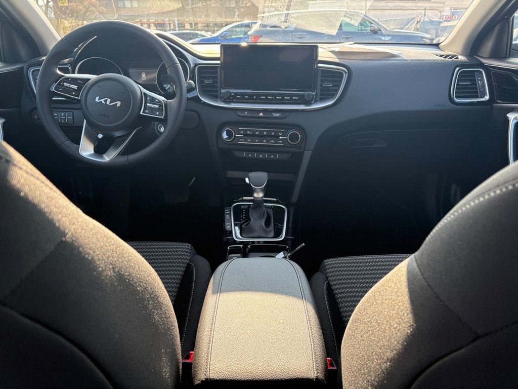 Fahrzeugabbildung Kia Ceed 1.5 T-GDI DCT VIS KOMF+ (NAV)
