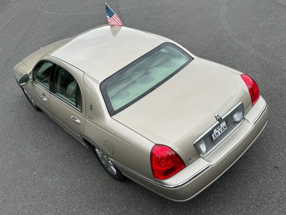 Fahrzeugabbildung Lincoln Town Car Signature Limited LPG HU AU Frisch