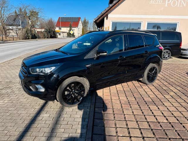 Ford Kuga ST-Line in Komplett Schwarz