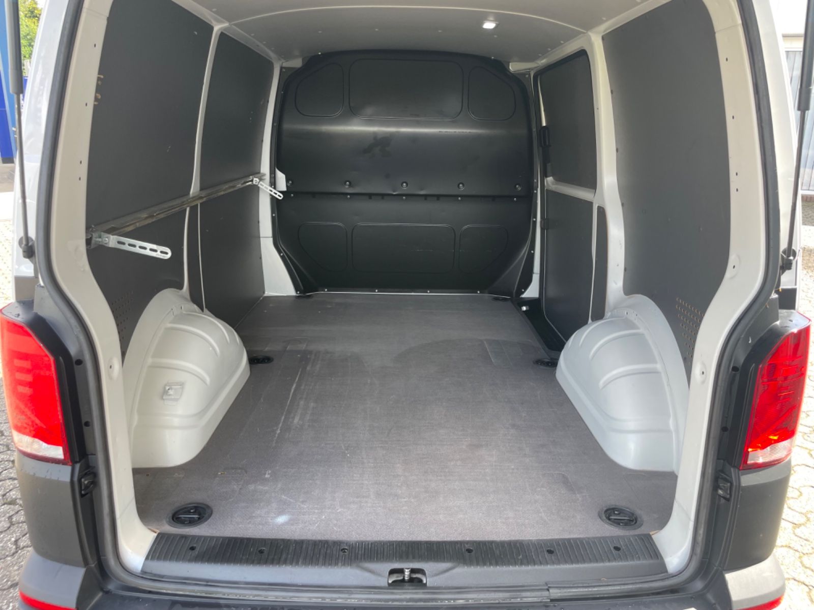 Fahrzeugabbildung Volkswagen T6.1 Transporter Kasten 2.0 TDI AHK/Navi/Kamera