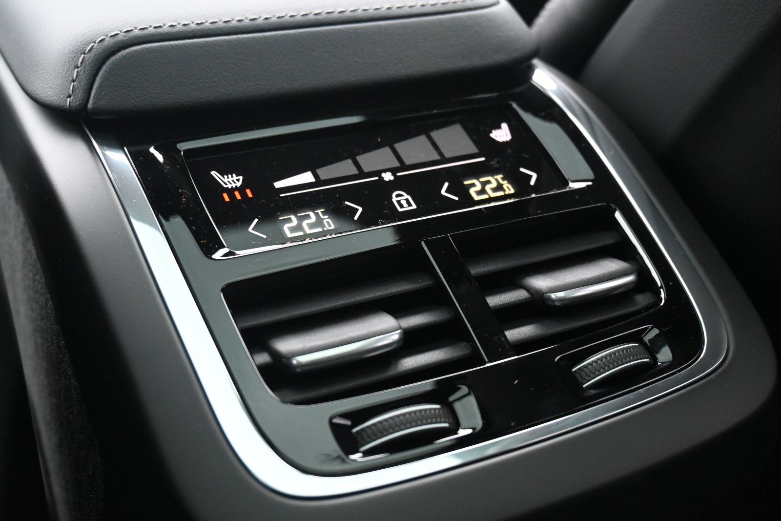 Fahrzeugabbildung Volvo XC60 B5 AWD Ultra Black Edition*360*LUFT*ACC*AHK