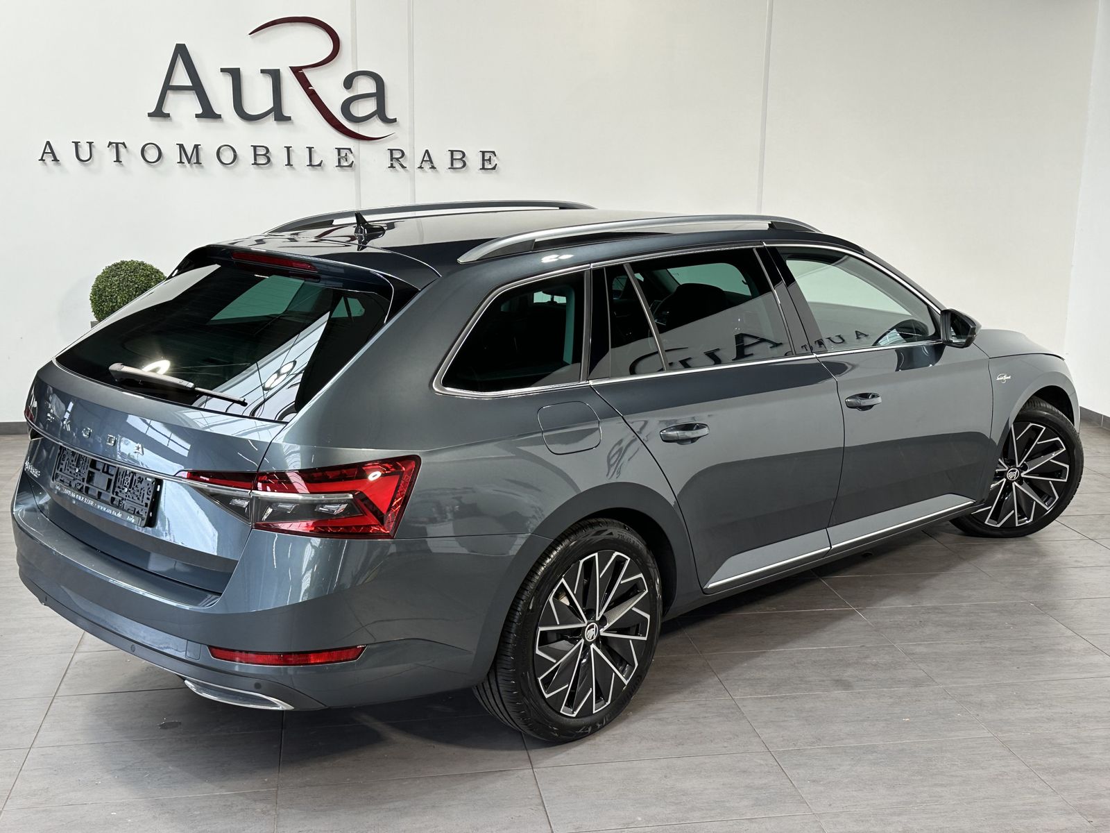Fahrzeugabbildung SKODA Superb Combi 2.0 TDI DSG L&K NAV+MATRIX+AHK+ACC