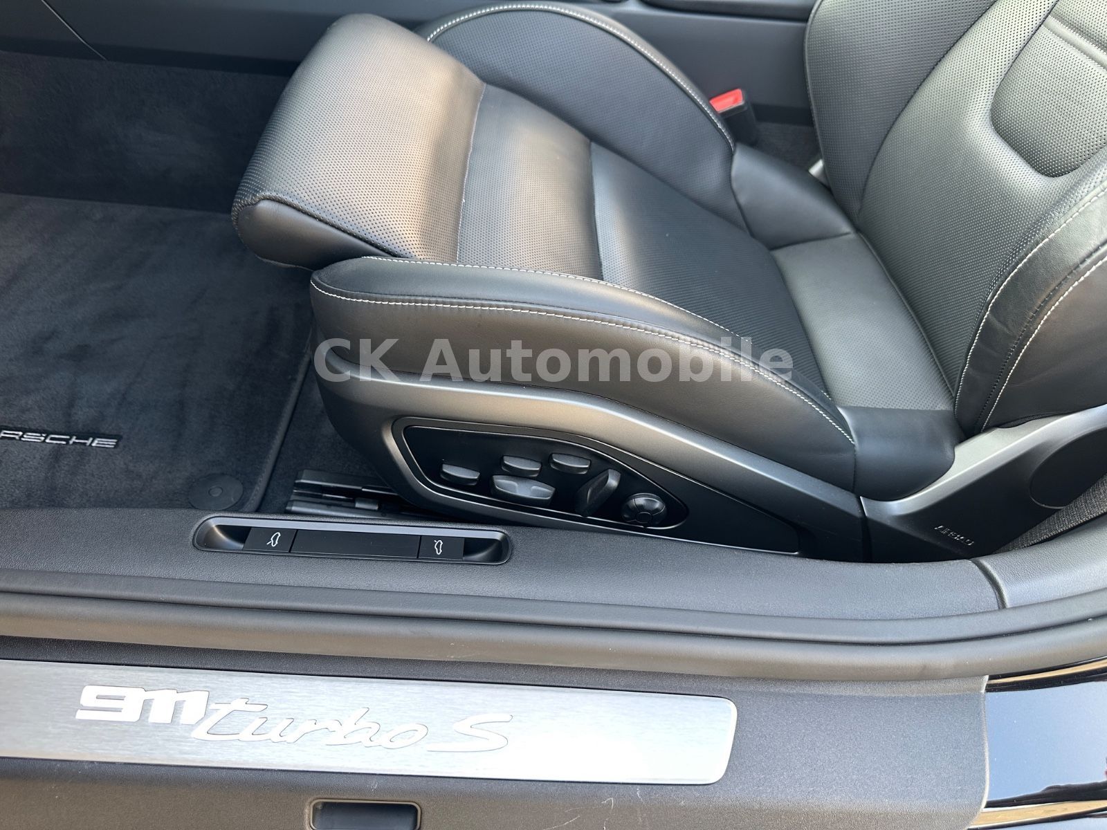 Fahrzeugabbildung Porsche 911 Turbo S Cabriolet Sport-Chrono/360°/ACC/LED