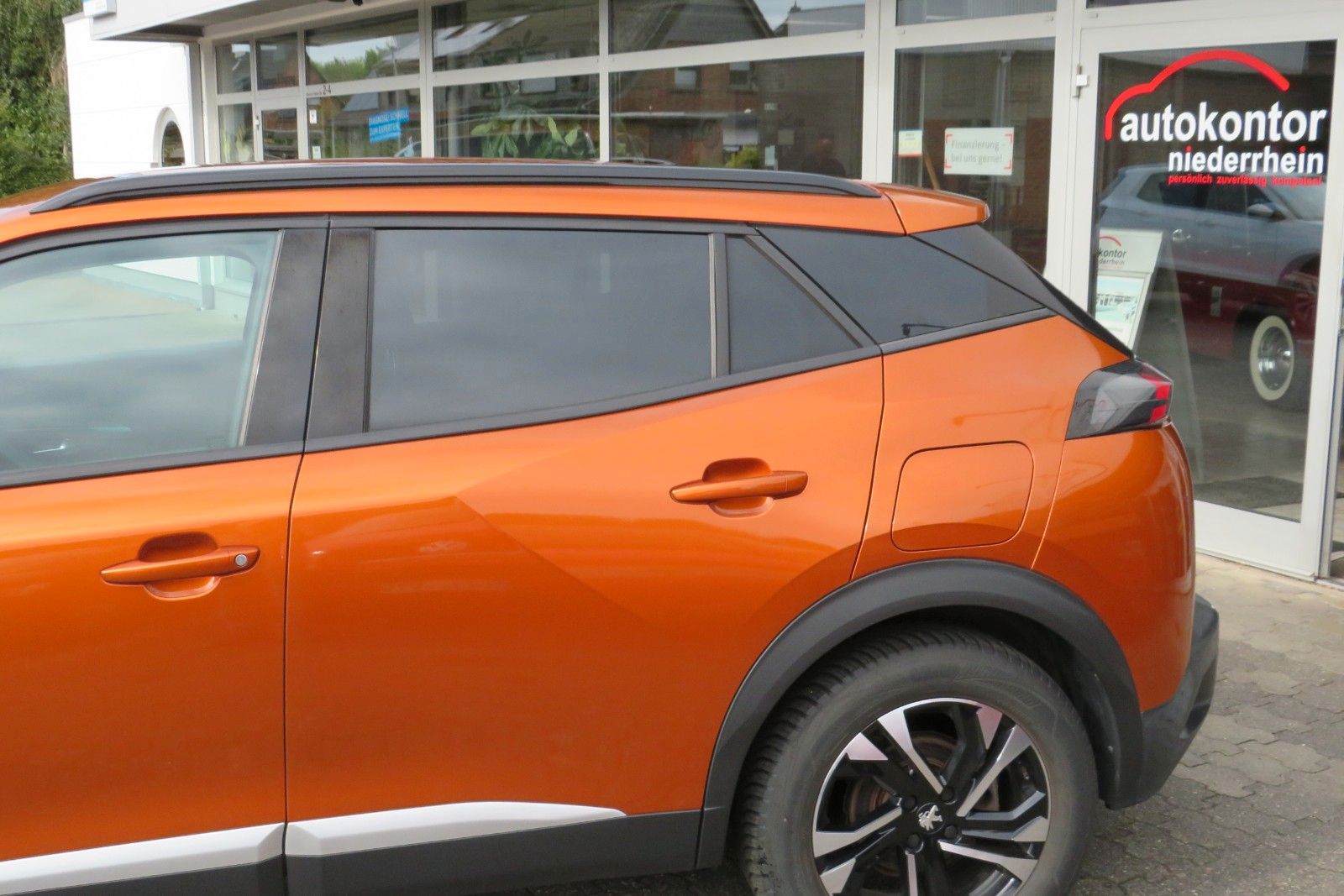 Fahrzeugabbildung Peugeot 2008-E ALLURE APP-CONNECT PDC GRA TELVOR 1.Hd