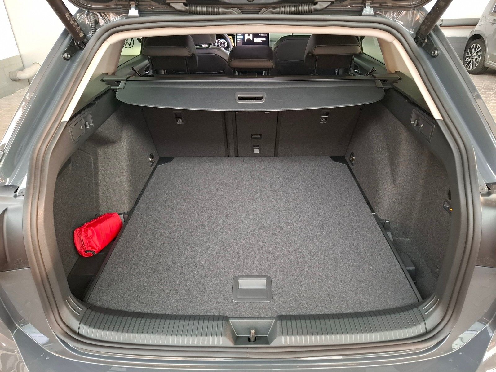 Fahrzeugabbildung Volkswagen Golf VIII Variant 1.5 eTSI 110 kW Energy + Navi