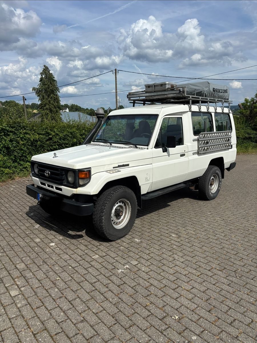 Toyota Land Cruiser HZJ 78