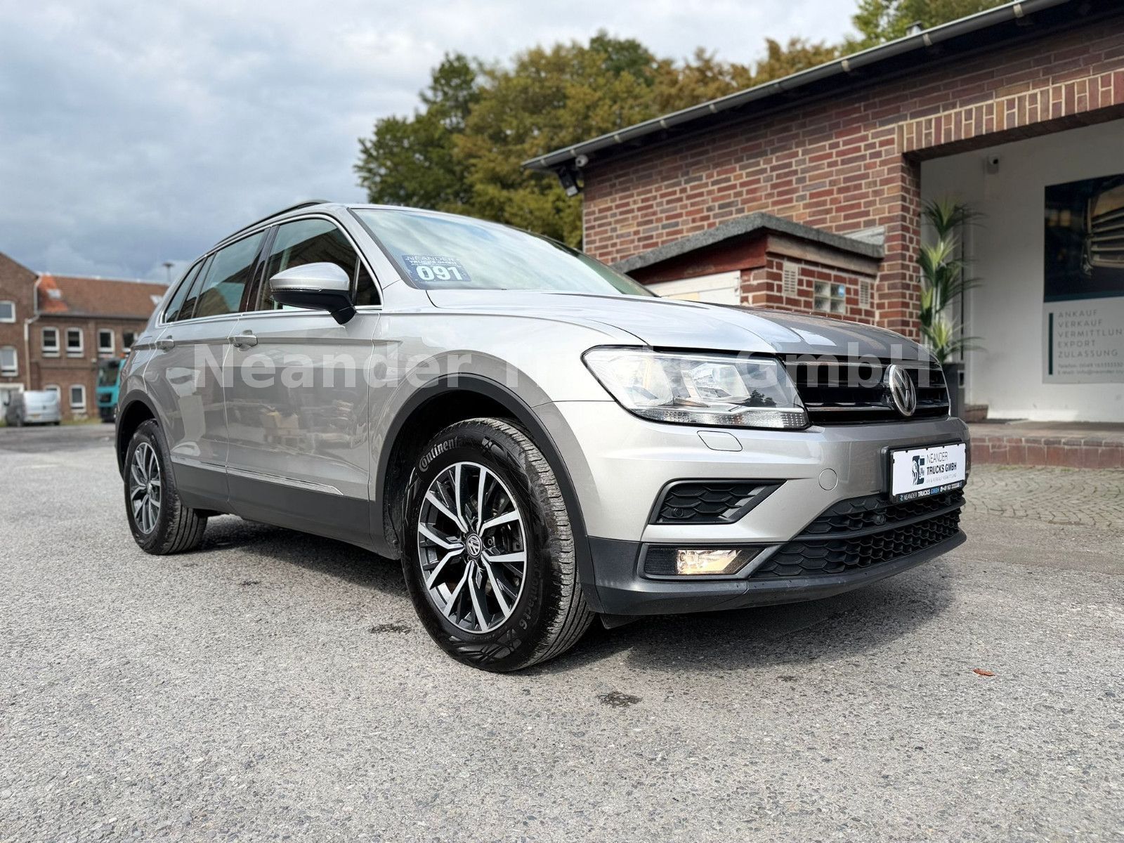 Volkswagen Tiguan - 1