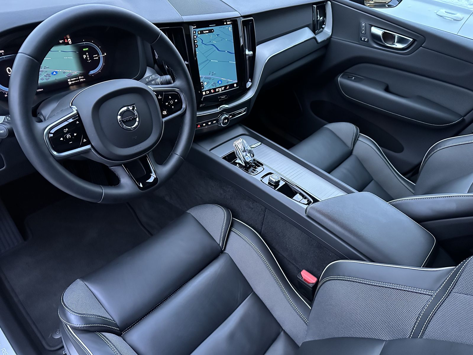 Fahrzeugabbildung Volvo XC60 T6 AWD Recharge Plus Dark NAV+LED+VCOCK+KAM