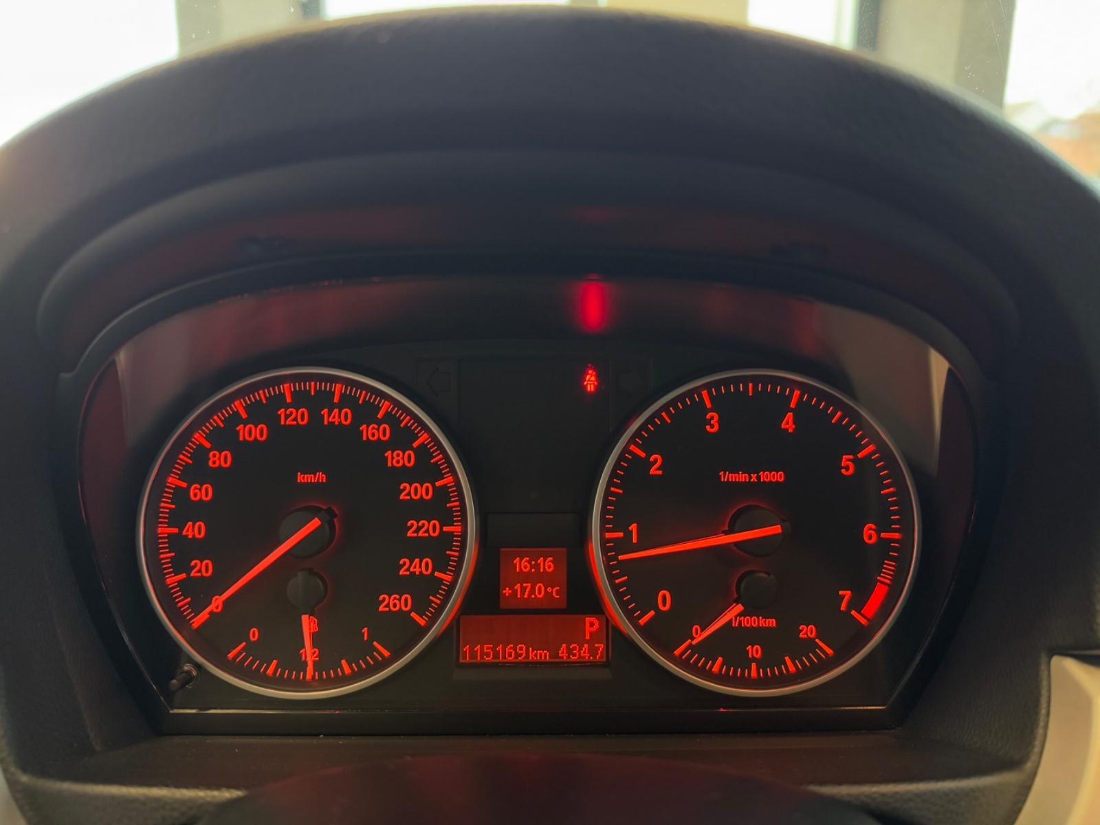 BMW 318 2009 — photo 17